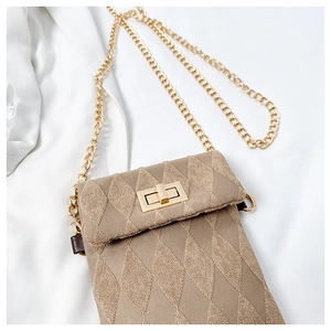 Dettaglio borsa a tracolla trapuntata beige in boucle con catena dorata e chiusura