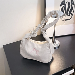 Sac sous le bras en velours côtelé chic avec nœud brodé rose et bandoulière froncée
