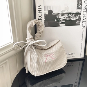 Sac croissant en velours côtelé beige avec broderie nœud rose et anse froncée