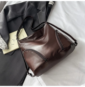 Détail du sac cabas en similicuir marron foncé avec poches zippées incurvées