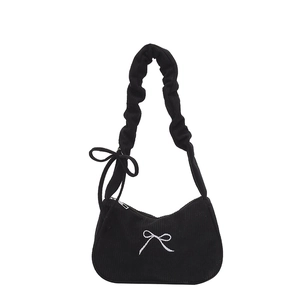 Borsa hobo chic in velluto a coste nero con fiocco ricamato e tracolla a pieghe