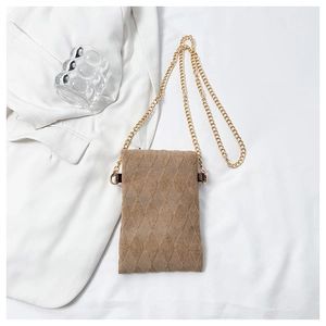 Dettaglio borsa a tracolla vintage in maglia trapuntata con catena dorata e cuoio