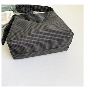 Gros plan sur la texture géométrique noire d'un sac à bandoulière décontracté pour femme