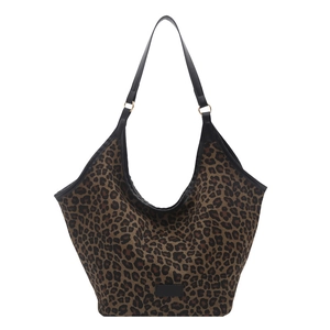 2025 stylish leopard print tote bag with black shoulder strap and spacious hobo design