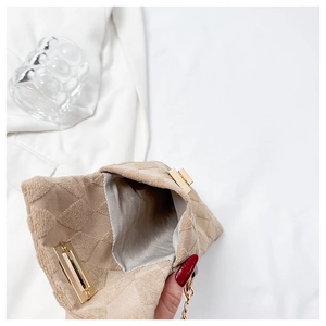 Dettaglio della borsa a tracolla beige in maglia aperta con fodera interna e chiusura dorata