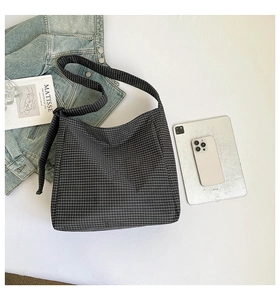 Vue à plat d'un sac cabas en toile à carreaux noir et blanc avec iPad montrant sa grande capacité