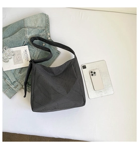 Vue détaillée d'un sac cabas à carreaux noir et blanc avec des objets du quotidien