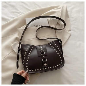 Vue détaillée du sac besace marron foncé avec clous argentés sur cuir PU texturé