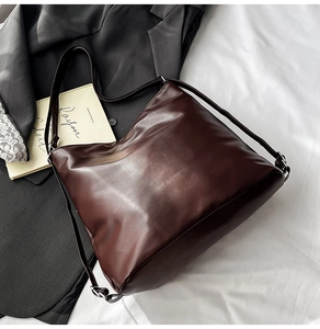 Détail du grand sac hobo marron foncé en cuir souple pour les déplacements quotidiens