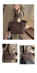 Dettaglio della grande borsa tote in pelle scamosciata marrone con coulisse laterali