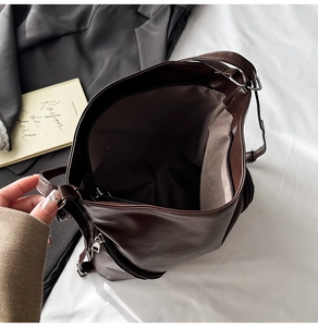 Vue intérieure du sac cabas en cuir PU marron foncé avec doublure et poche zippée