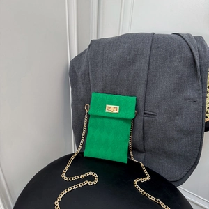 Mini borsa a tracolla trapuntata verde con catena dorata e chiusura a girello