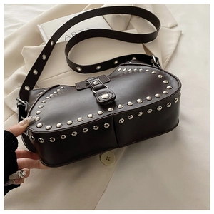 Détail d'un sac besace marron foncé avec des rivets argentés et une bandoulière large