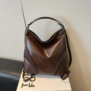 Sac fourre-tout en cuir marron foncé avec fermetures éclair et double poignée