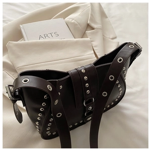 Détails de la besace marron foncé avec rivets vintage et texture en cuir PU mat