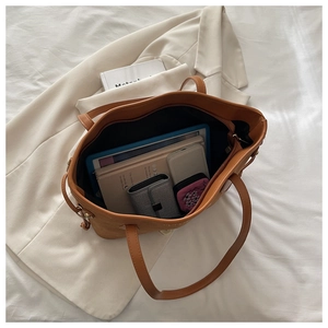 Interno della grande borsa tote marrone con spazio per tablet e quaderni per il lavoro