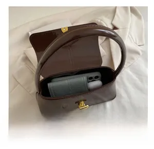Vue de l'intérieur du sac en cuir verni avec téléphone et portefeuille inclus