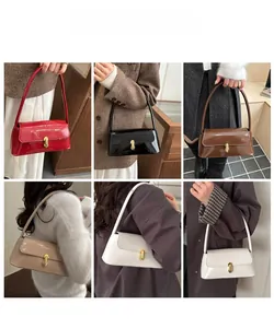 Collage de sacs baguette en cuir verni brillant de diverses couleurs avec boucle dorée