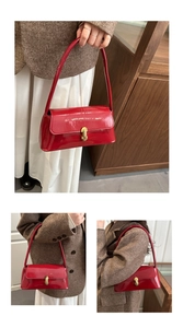 Détail du sac sous le bras en cuir verni rouge avec fermoir rotatif doré et fini brillant