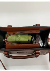 Interno spazioso della borsa tote in pelle marrone scuro con scomparto con cerniera