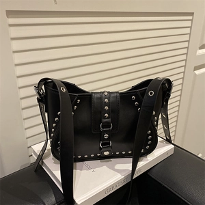 Sacoche selle rétro en cuir noir avec rivets métalliques argentés et style punk