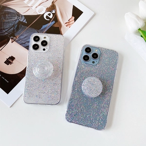 Dettaglio della cover iPhone glitterata con supporto a scomparsa integrato e finitura lucida