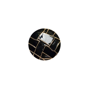 Detailansicht der runden Handyhalterung mit schwarz-goldener geometrischer Metalltextur