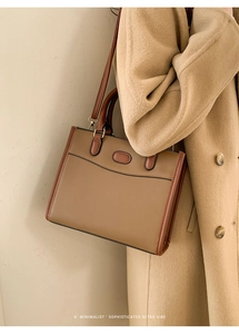 Elegante borsa a mano retrò color cuoio abbinata a un cappotto beige stile minimalista