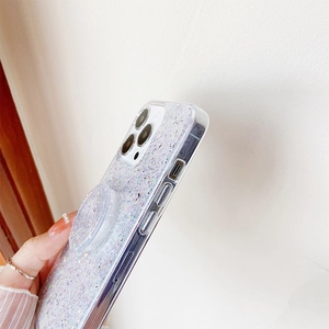 Dettaglio custodia per iPhone con glitter lavanda e supporto per telefono tondo integrato