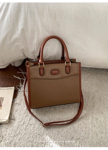 Détails du sac fourre-tout rétro bicolore avec ferrures dorées et cuir PU haut de gamme