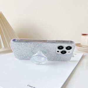 Dettaglio della cover per iPhone glitterata con supporto coordinato su una rivista