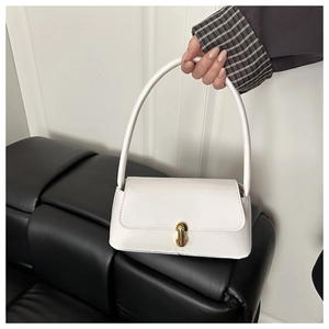 Gros plan sur un sac blanc en cuir verni avec une élégante boucle dorée ovale