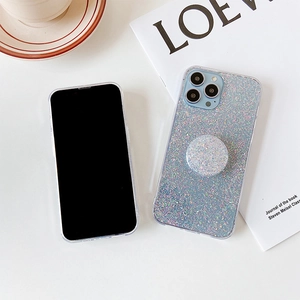 Custodia per iPhone trasparente glitterata con supporto rotondo su scrivania moderna