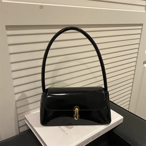 Sac sous le bras minimaliste en cuir verni noir avec fermoir doré et longue anse