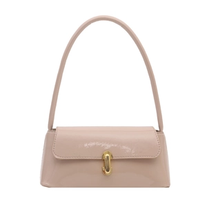 Sac sous les aisselles en cuir verni rose pâle pour femme avec boucle dorée élégante