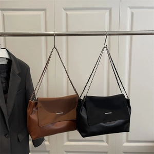Retro large-capacity tote bags in brown and black with chain straps and flap closure