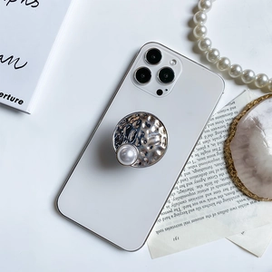 Universal silver metal phone grip with hammer texture and large pearl accent