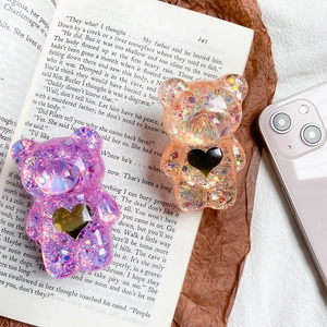 Dettaglio del supporto per telefono a forma di orsetto con glitter e cuore