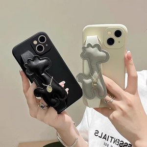 Custodia iPhone in pelle con cinturino a cervo e tracolla nei colori nero e beige