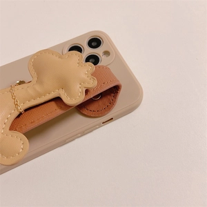 Détail de la coque beige avec dragonne cerf et décoration de chaîne tissée élégante