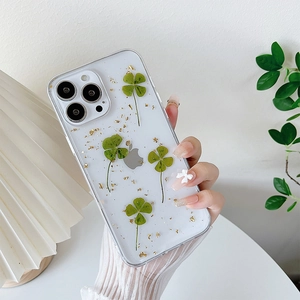 Dettaglio custodia iPhone con veri quadrifogli pressati e decorazioni in foglia d'oro