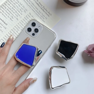 Makroaufnahme geometrischer Handy-Halterungen aus Metall in Blau, Schwarz und Weiß