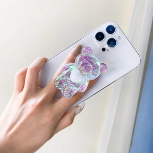 Détail d'un support de téléphone ours 3D à effet laser avec peluche blanche utilisé sur mobile