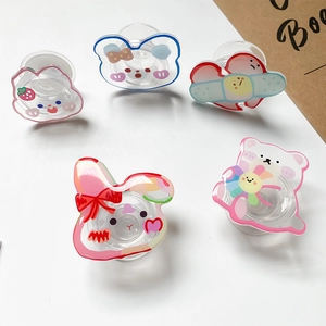 Vue détaillée de cinq supports de téléphone en acrylique avec motifs mignons d'animaux