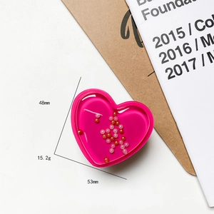 Pink heart-shaped quicksand phone grip with sparkling beads, size 48mm by 53mm