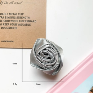 Detailed view of silver grey satin rose phone grip with 54mm size and 9.2g weight specs