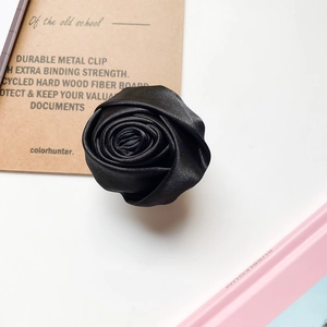Minimalistische schwarze Handyhalterung aus Satin Stoff Rose mit eleganter Seidentextur