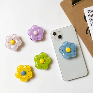 Vista dettagliata dei supporti per telefono a fiore con glitter e finitura in resina