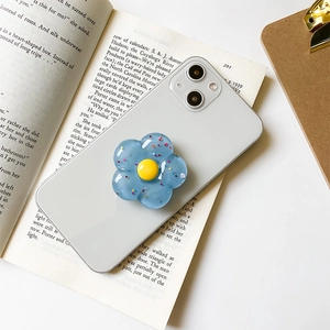 Dettaglio macro del supporto per telefono a forma di fiore blu 3D con glitter colorati