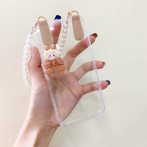 Vue détaillée de la coque transparente avec dragonne en perles et charme de fille dessin